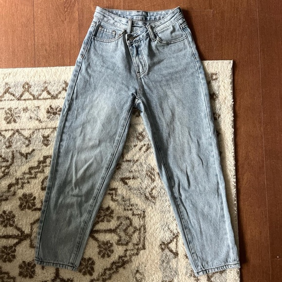 Shein Criss Cross Light Wash Jeans - Picture 4 of 4